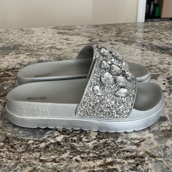 MK slippers, size 9. - Picture 6 of 8